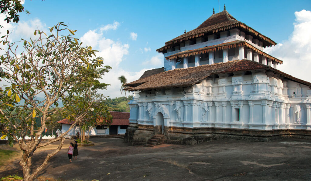 Lankathilaka Vihara | Historical Places for Tourists in Kandy