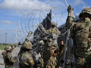 American Supreme Court ने मेक्सिको Border पर लगे रेजर तार काटने की इजाजत दी