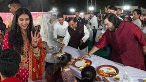 Annant Ambani-Radhika Merchant का Pre-Wedding: Mukesh Ambani और परिवार ने 'अन्न सेवा' के दौरान 51,000 गाँववालों को खाना सेवित किया