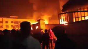 MANIPUR के CHURACHANDPUR में शीर्ष अधिकारियों के कार्यालयों को घेरने वाली भीड़ के ATTACK में 2 की मौत
