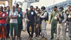 Somalia तट से पकड़े गए 35 समुद्री लुटेरों को लेकर Warship INS कोलकाता Mumbai पहुंचा।