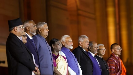 PM Modi, President भवन में रात्रिभोज के दौरान President Mohammed Muizz के साथ उच्चाधिकारियों के दर्शन के लिए गए थे। बातचीत करते हुए नज़र आए।,
