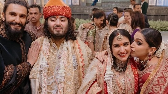 Ranveer Singh, Deepika Padukone ने नवविवाहित Anant Ambani, Radhika Merchant के साथ पोज़ दिया ?